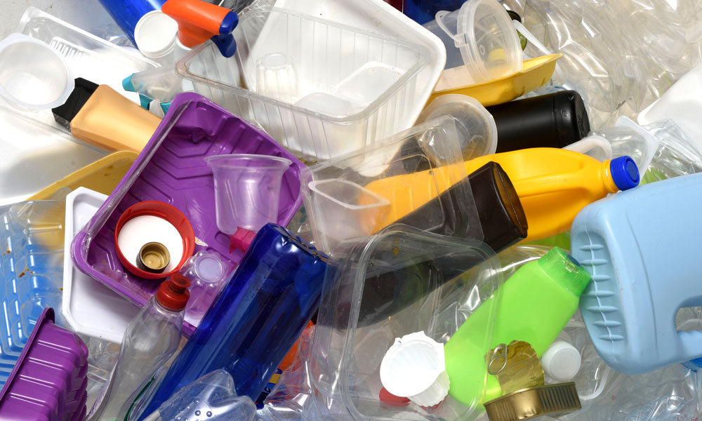 Plástico reciclado en envases de productos de limpieza